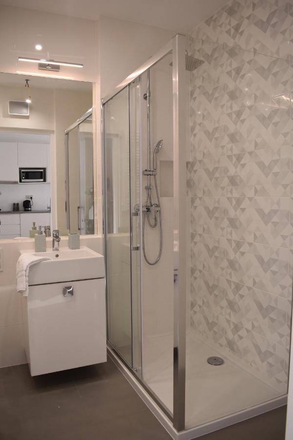 White Apartment Modern Tower Atal Gdynia Exterior photo